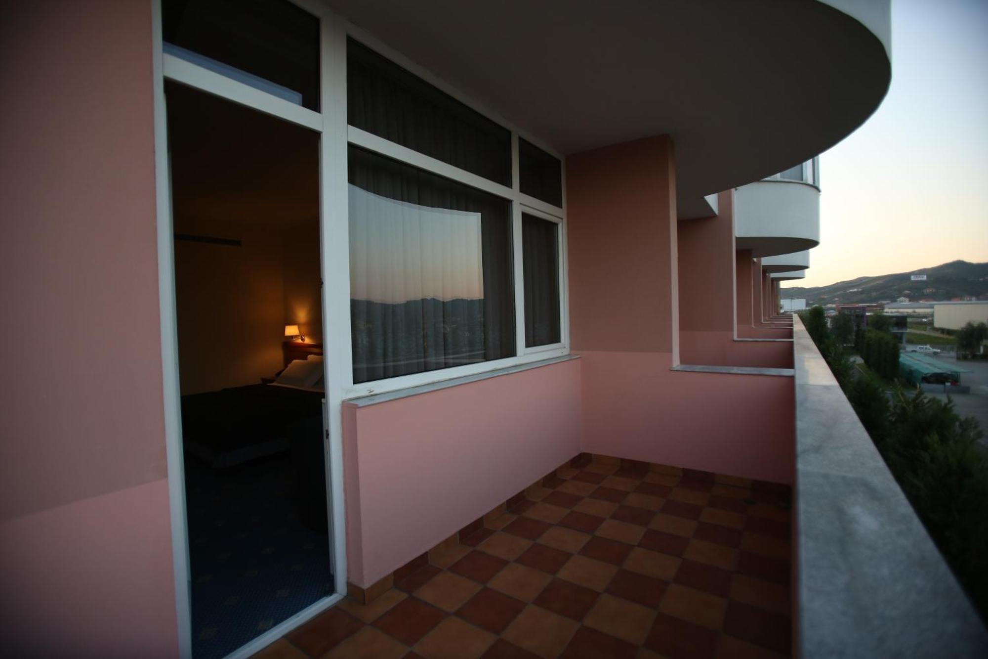 Hotel Continental Vorë Oda fotoğraf