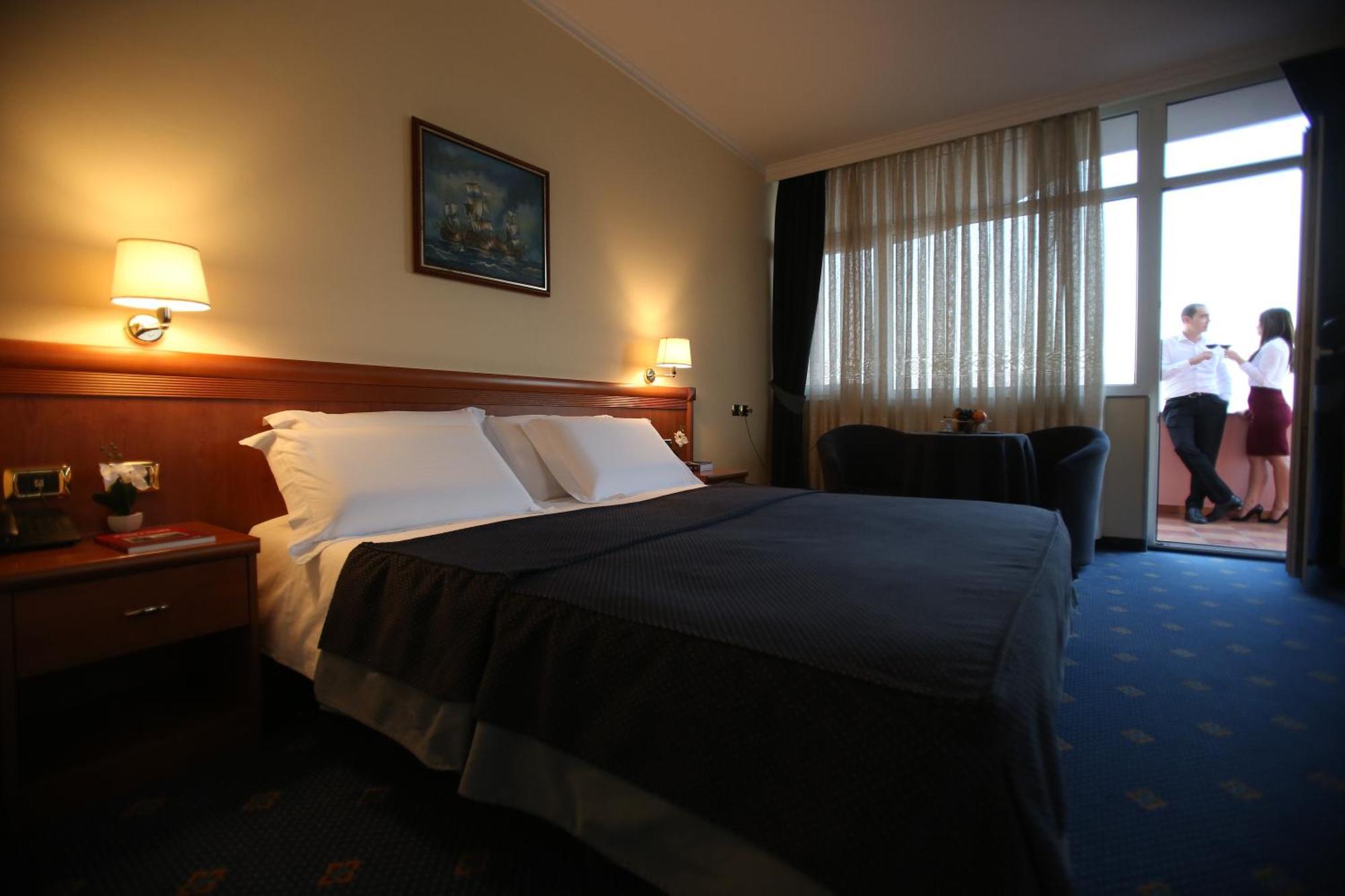 Hotel Continental Vorë Oda fotoğraf