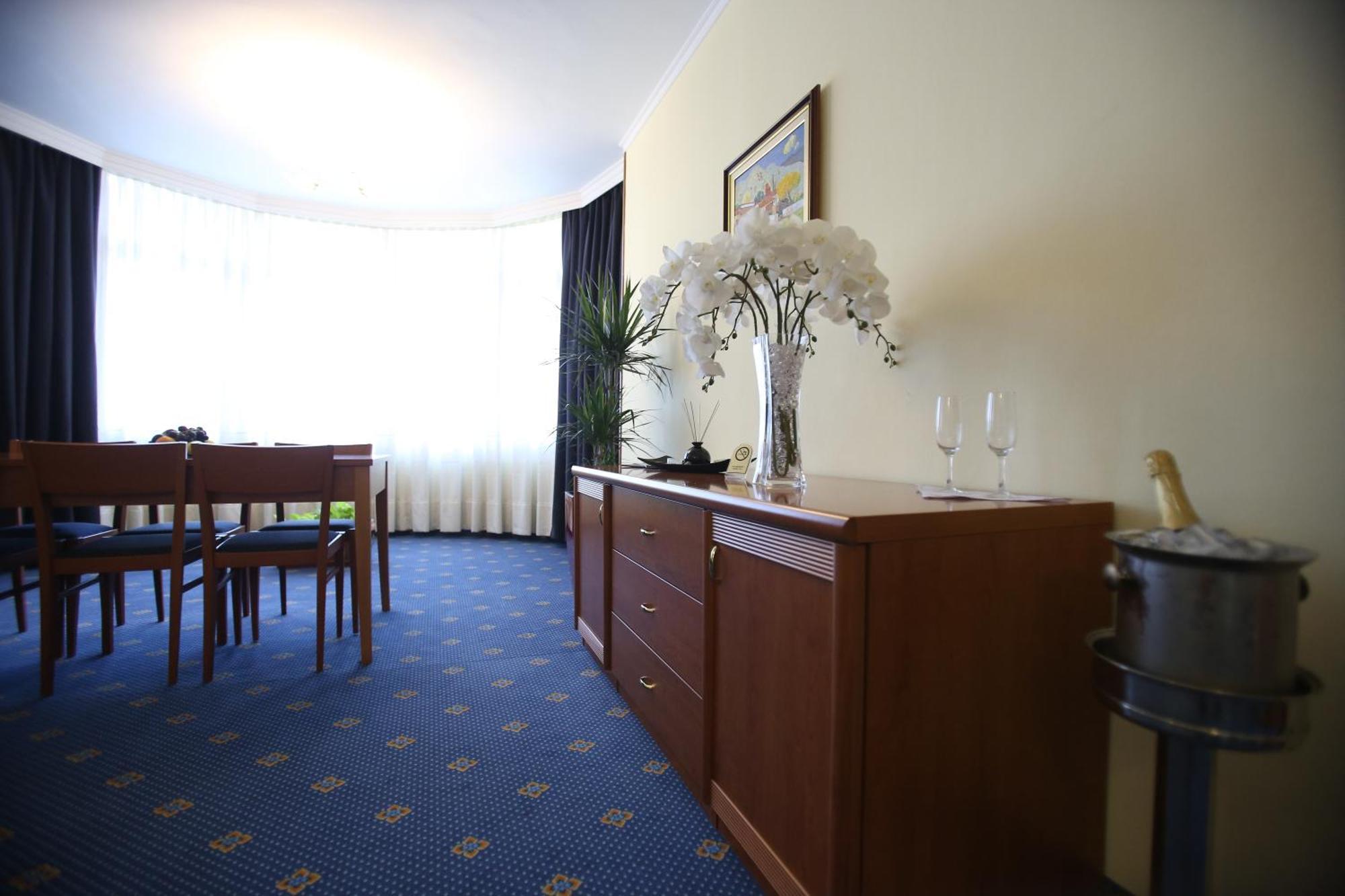 Hotel Continental Vorë Oda fotoğraf