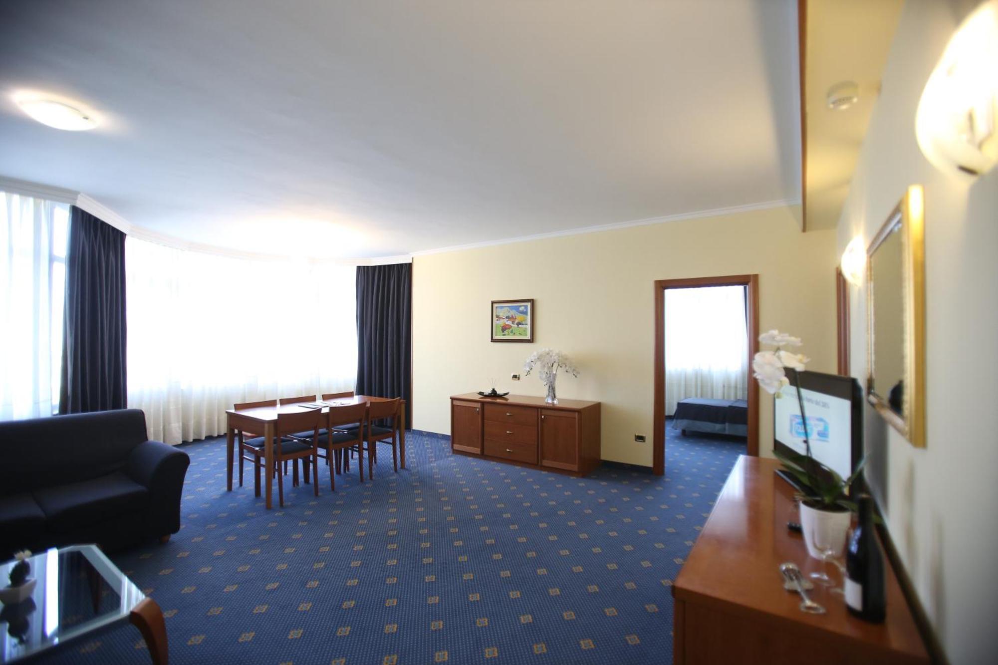 Hotel Continental Vorë Oda fotoğraf
