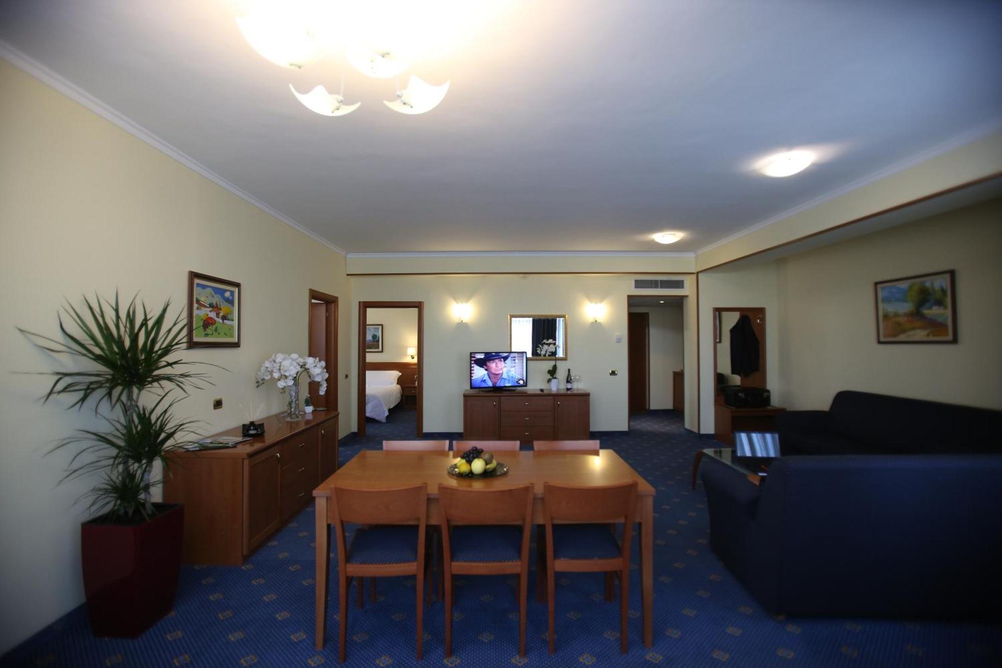 Hotel Continental Vorë Oda fotoğraf