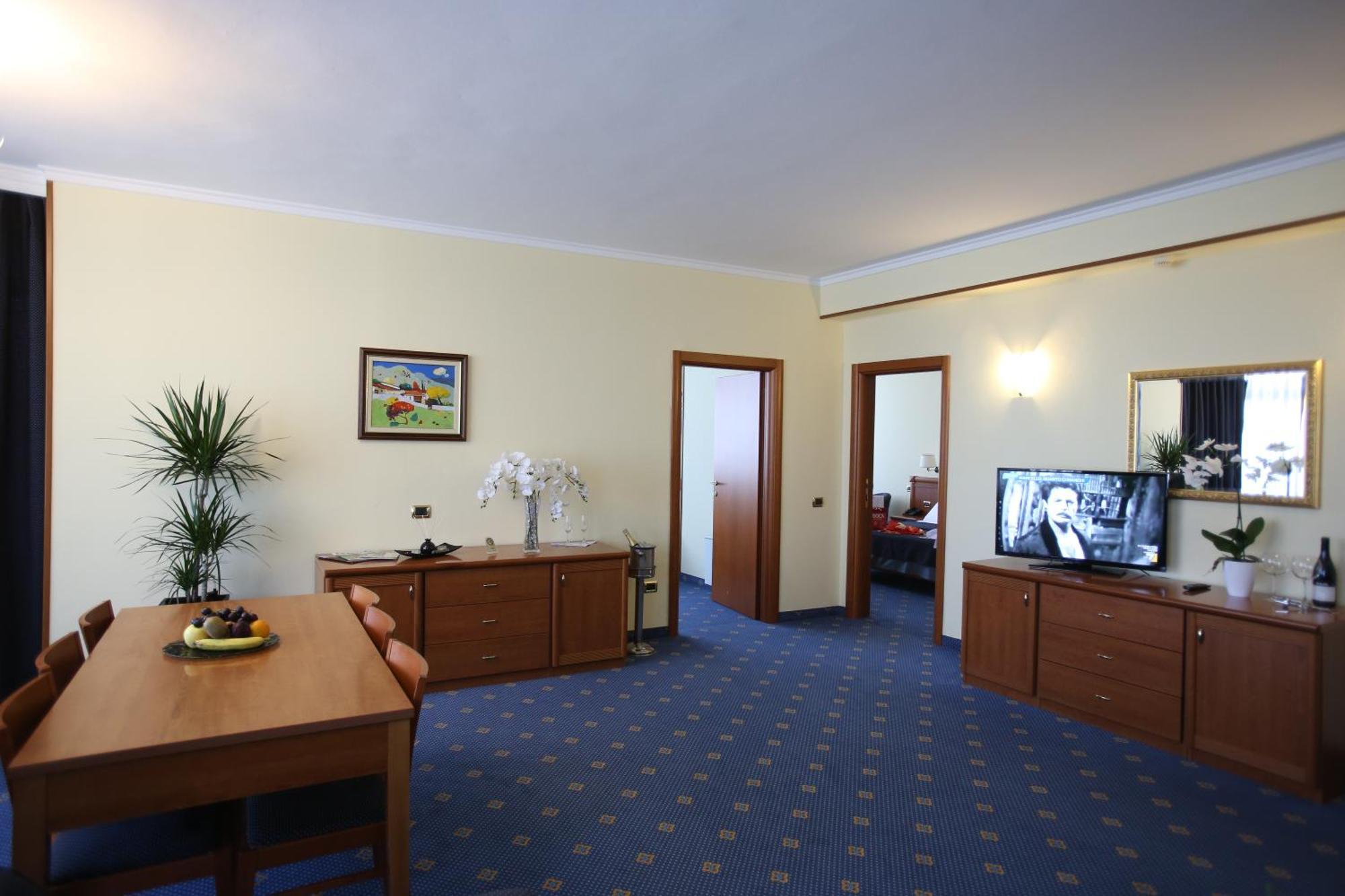 Hotel Continental Vorë Oda fotoğraf