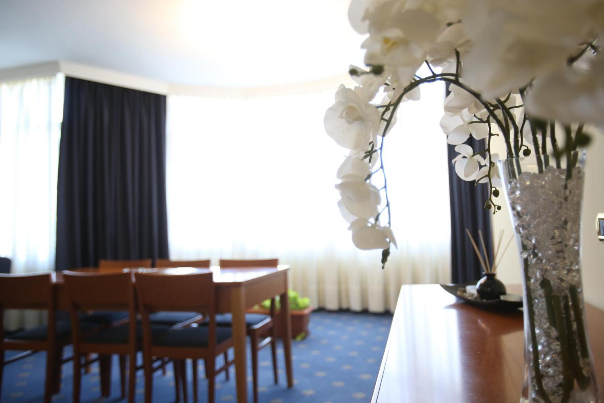 Hotel Continental Vorë Oda fotoğraf