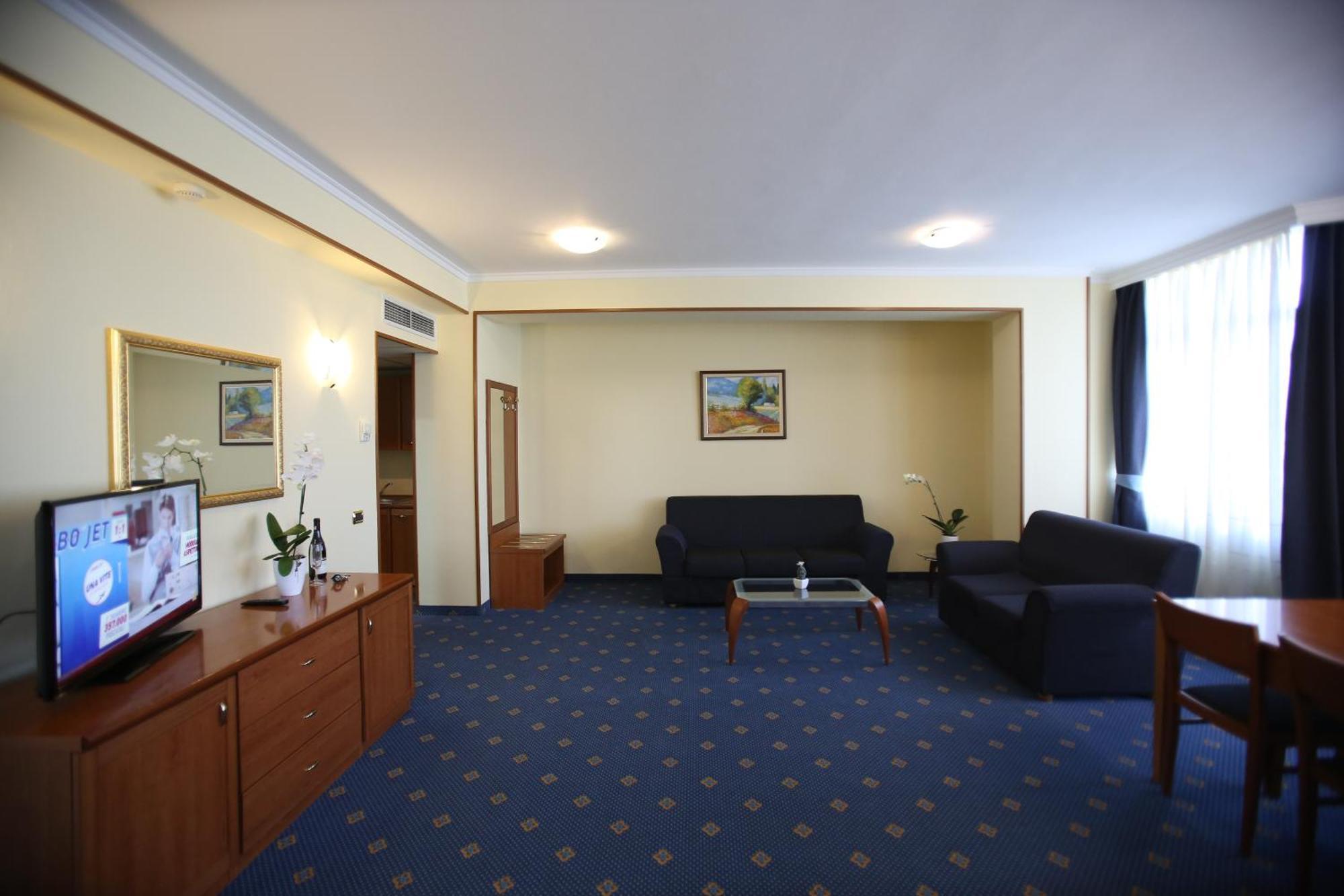 Hotel Continental Vorë Oda fotoğraf