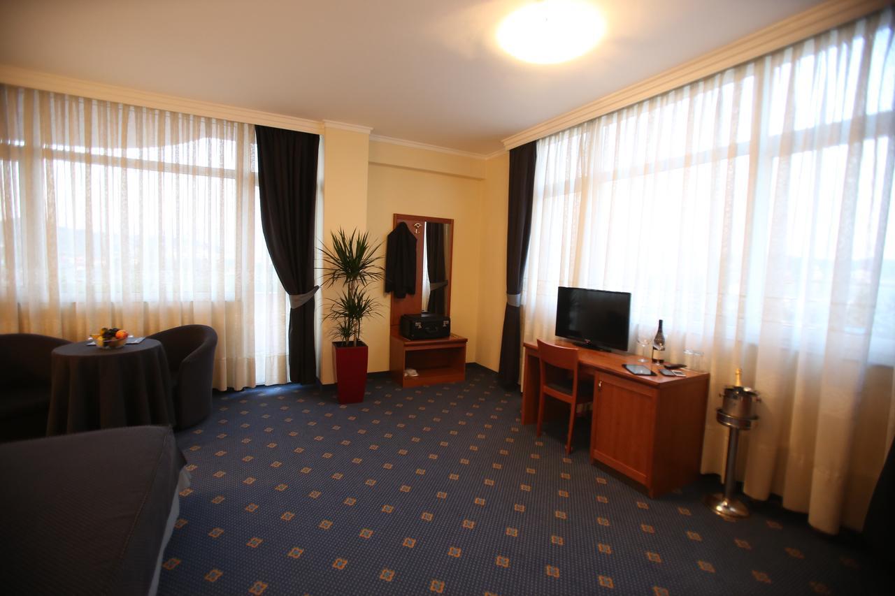 Hotel Continental Vorë Dış mekan fotoğraf