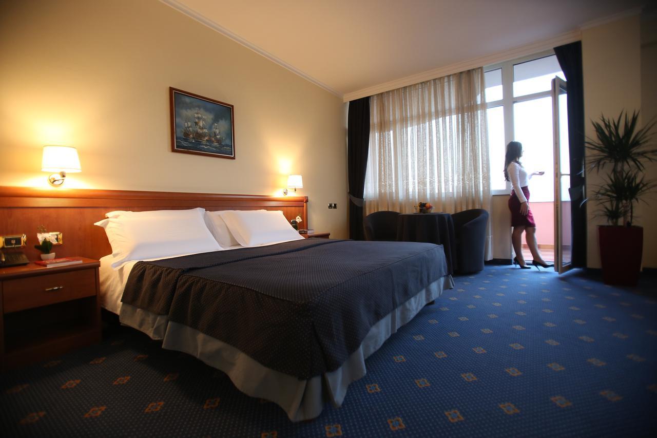 Hotel Continental Vorë Dış mekan fotoğraf
