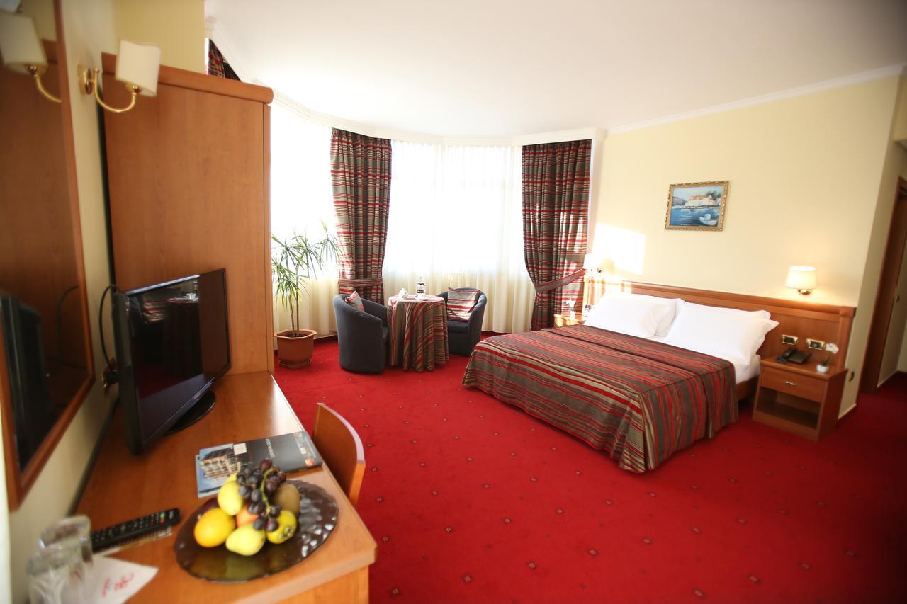 Hotel Continental Vorë Dış mekan fotoğraf