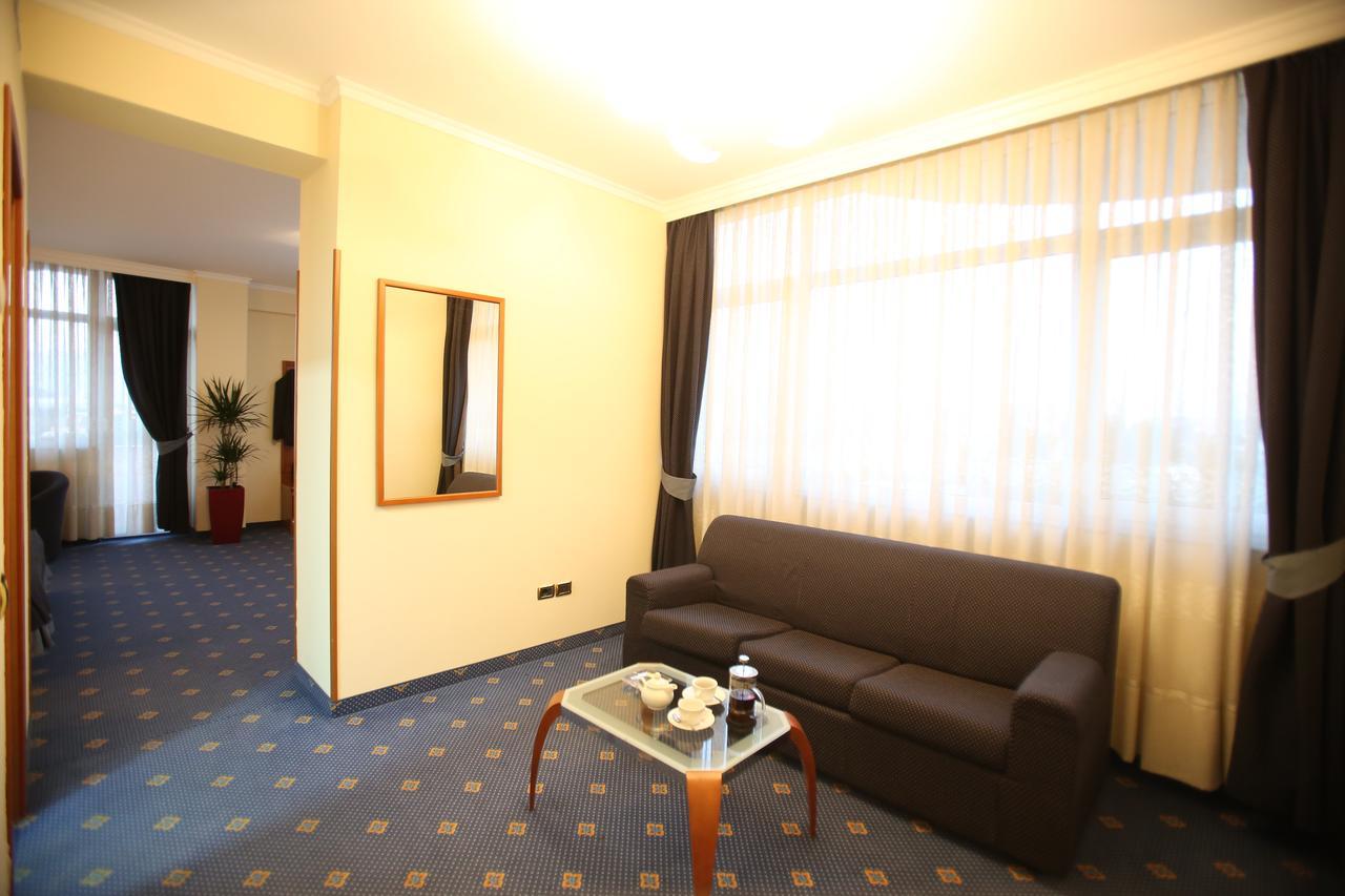 Hotel Continental Vorë Dış mekan fotoğraf