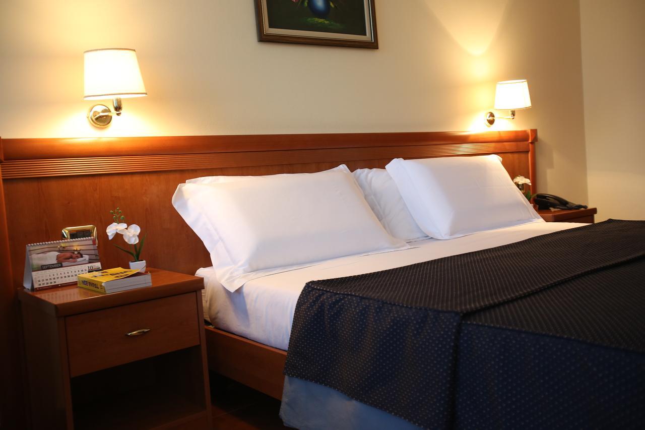Hotel Continental Vorë Oda fotoğraf
